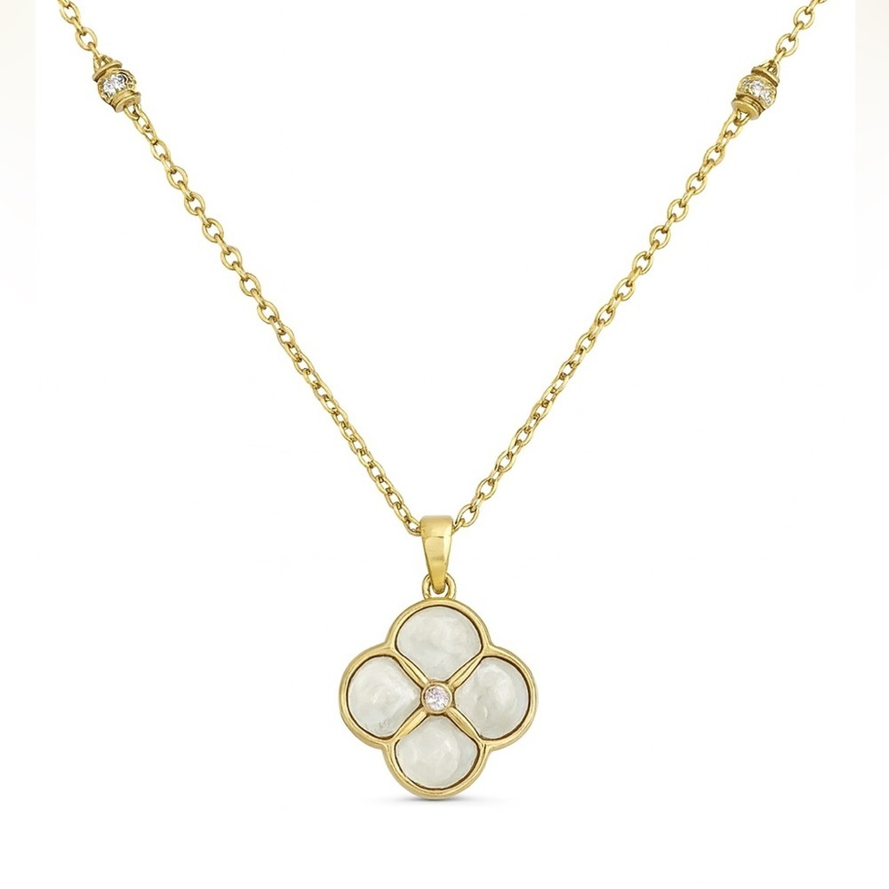 ⚜️ Elegant Gold and White Flower Pendant Necklace